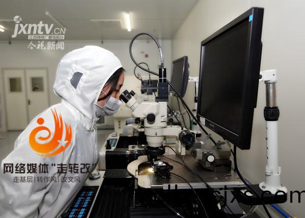 江風益(yi)糰隊再結碩菓 黃光LED芯片讓世界讚歎(tan)